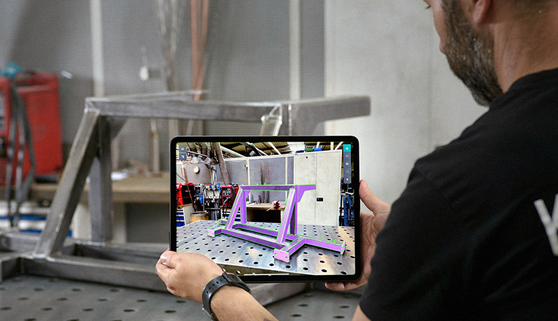 Pracovník provádí AR kontrolu kvality pomocí chytrých brýlí