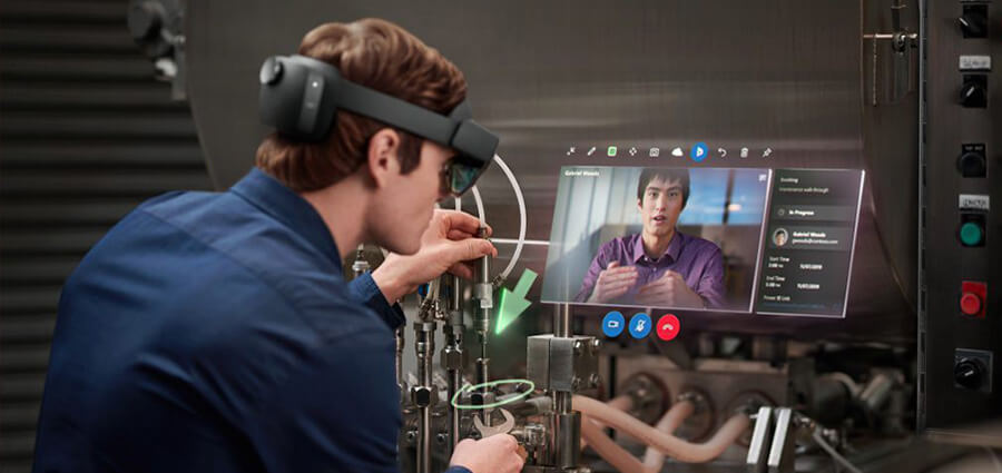 Servisní technik s chytrými brýlemi RealWear u průmyslového stroje