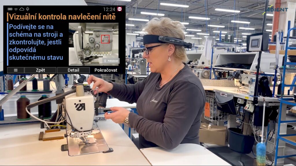 Operátor v chytrých brýlích plní digitální pracovní postup při montáži